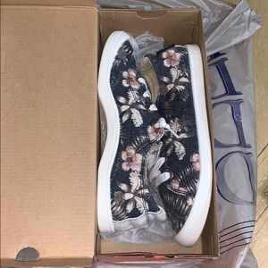 Roxy bayshore lll floral slip on sneakers